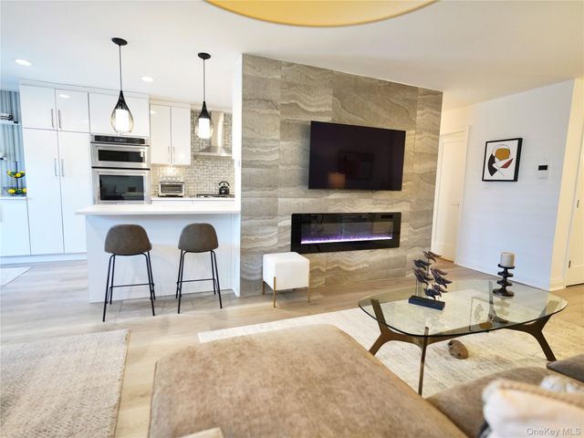 50 Hillpark Avenue 3E, Great Neck Plaza, NY 11021