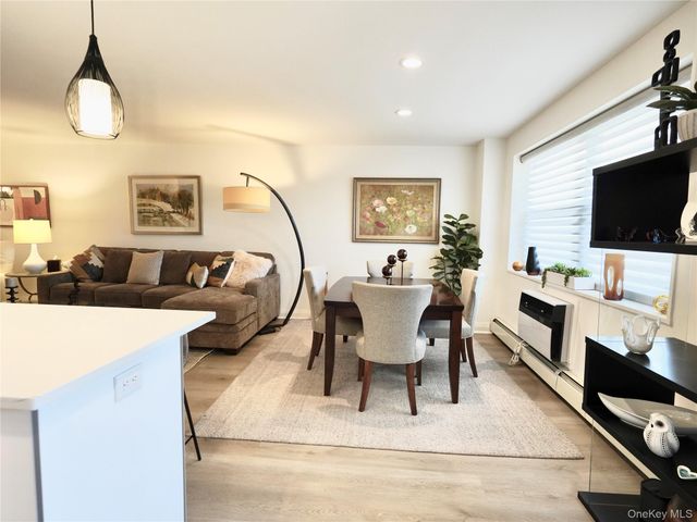 50 Hillpark Avenue 3E, Great Neck Plaza, NY 11021