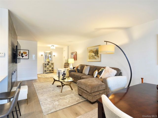 50 Hillpark Avenue 3E, Great Neck Plaza, NY 11021