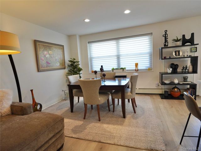 50 Hillpark Avenue 3E, Great Neck Plaza, NY 11021