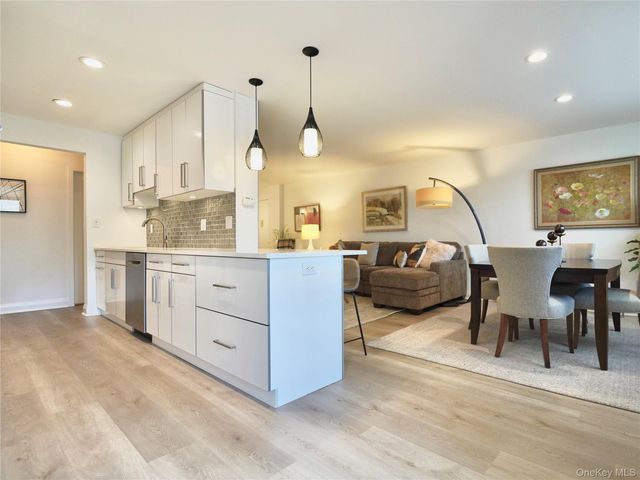 50 Hillpark Avenue 3E, Great Neck Plaza, NY 11021
