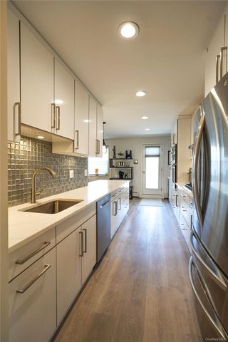50 Hillpark Avenue 3E, Great Neck Plaza, NY 11021