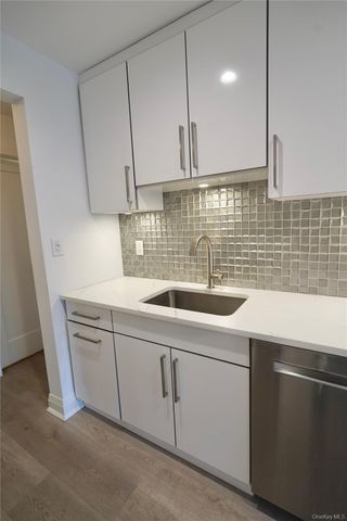 50 Hillpark Avenue 3E, Great Neck Plaza, NY 11021