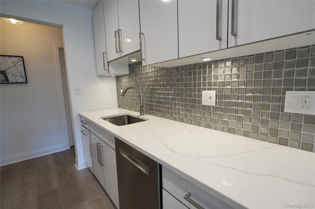 50 Hillpark Avenue 3E, Great Neck Plaza, NY 11021