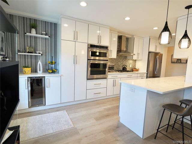 50 Hillpark Avenue 3E, Great Neck Plaza, NY 11021