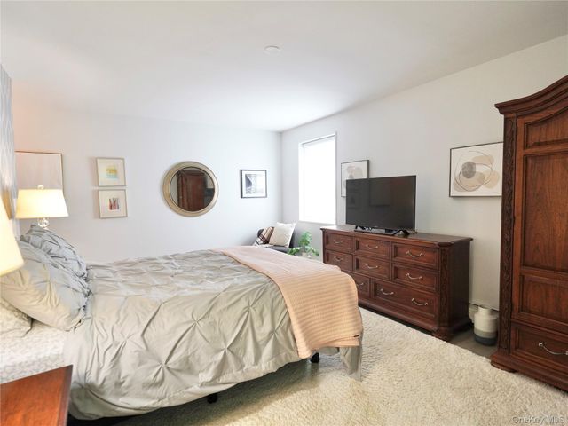50 Hillpark Avenue 3E, Great Neck Plaza, NY 11021