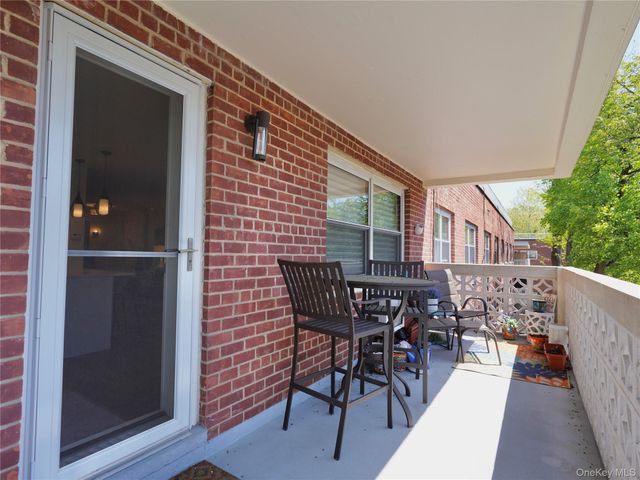 50 Hillpark Avenue 3E, Great Neck Plaza, NY 11021