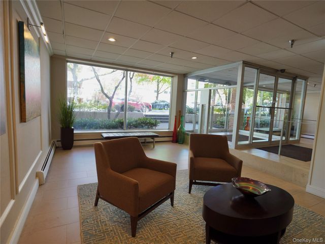 50 Hillpark Avenue 3E, Great Neck Plaza, NY 11021