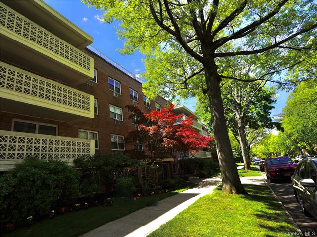 50 Hillpark Avenue 3E, Great Neck Plaza, NY 11021