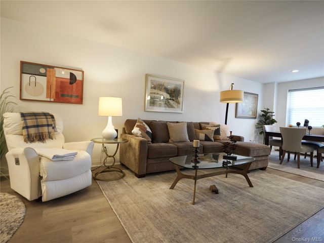 50 Hillpark Avenue 3E, Great Neck Plaza, NY 11021