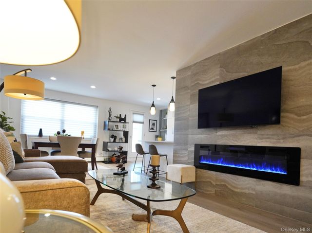 50 Hillpark Avenue 3E, Great Neck Plaza, NY 11021