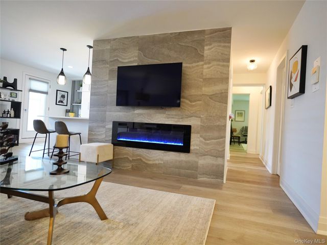 50 Hillpark Avenue 3E, Great Neck Plaza, NY 11021