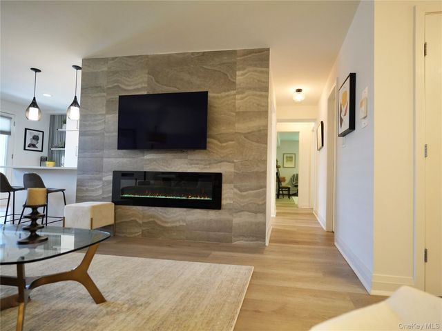 50 Hillpark Avenue 3E, Great Neck Plaza, NY 11021