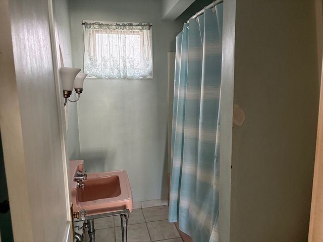 11 Thornfell St, Springfield, MA 01104
