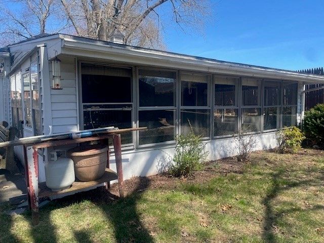 11 Thornfell St, Springfield, MA 01104