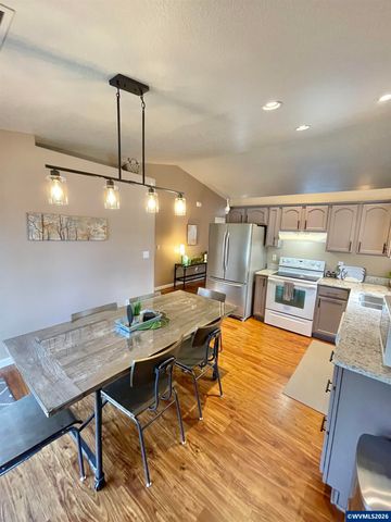 135 Wander Wy SE, Salem, OR 97301