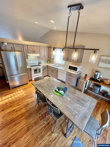 135 Wander Wy SE, Salem, OR 97301