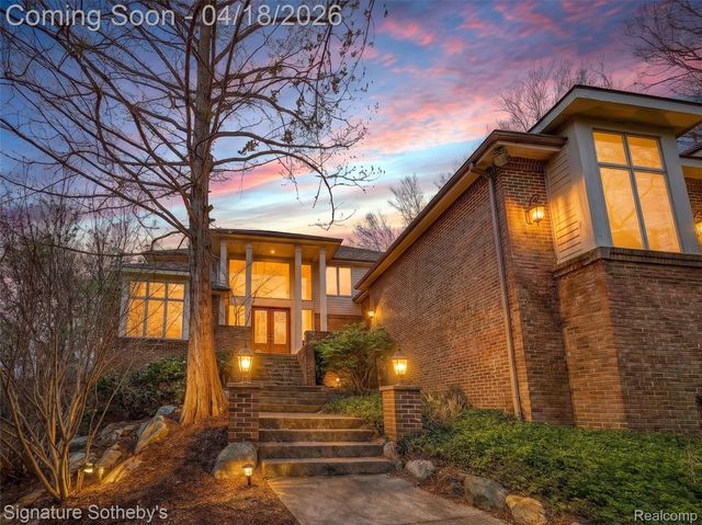 2131 Birchwood Way, West Bloomfield Charter Township, MI 48302
