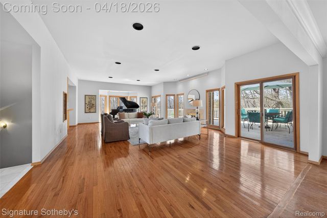 2131 Birchwood Way, West Bloomfield Charter Township, MI 48302