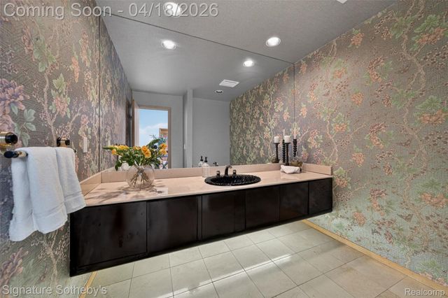 2131 Birchwood Way, West Bloomfield Charter Township, MI 48302