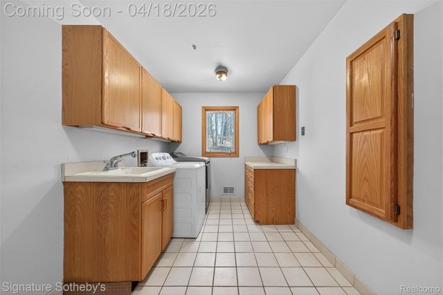 2131 Birchwood Way, West Bloomfield Charter Township, MI 48302