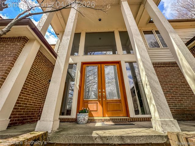 2131 Birchwood Way, West Bloomfield Charter Township, MI 48302