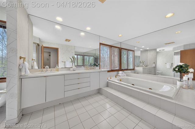 2131 Birchwood Way, West Bloomfield Charter Township, MI 48302