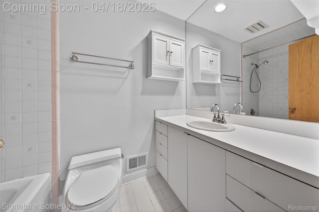 2131 Birchwood Way, West Bloomfield Charter Township, MI 48302