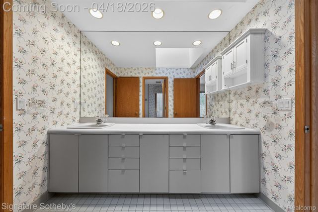 2131 Birchwood Way, West Bloomfield Charter Township, MI 48302