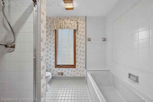 2131 Birchwood Way, West Bloomfield Charter Township, MI 48302
