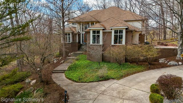 2131 Birchwood Way, West Bloomfield Charter Township, MI 48302
