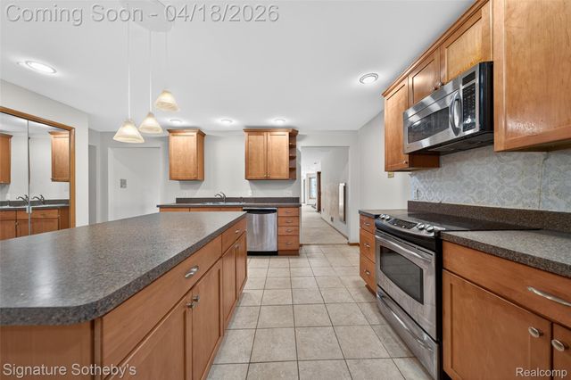 2131 Birchwood Way, West Bloomfield Charter Township, MI 48302