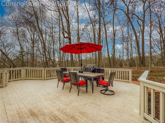 2131 Birchwood Way, West Bloomfield Charter Township, MI 48302