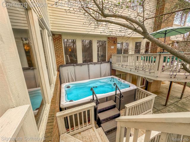 2131 Birchwood Way, West Bloomfield Charter Township, MI 48302