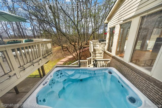 2131 Birchwood Way, West Bloomfield Charter Township, MI 48302