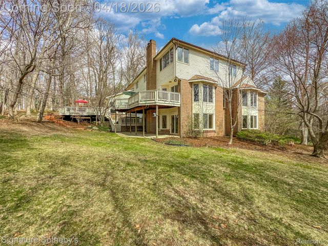 2131 Birchwood Way, West Bloomfield Charter Township, MI 48302