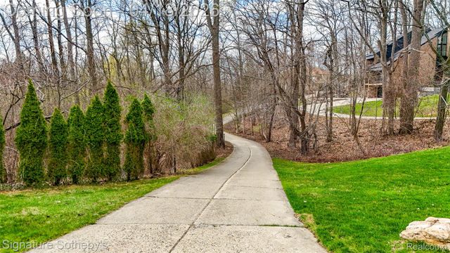 2131 Birchwood Way, West Bloomfield Charter Township, MI 48302