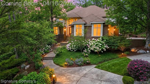 2131 Birchwood Way, West Bloomfield Charter Township, MI 48302