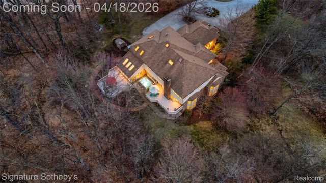 2131 Birchwood Way, West Bloomfield Charter Township, MI 48302
