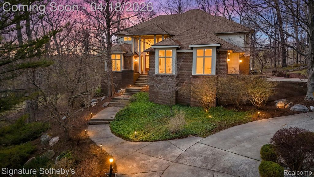 2131 Birchwood Way, West Bloomfield Charter Township, MI 48302