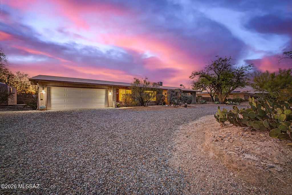 6851 N Machiavelli Way, Tucson, AZ 85741