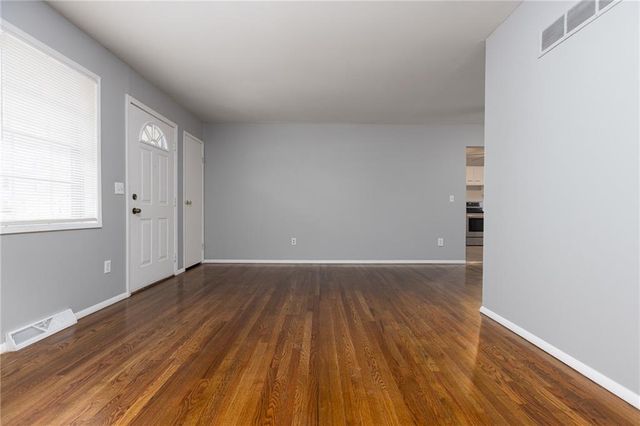 5869 N Oakley Street, Kansas City, MO 64119