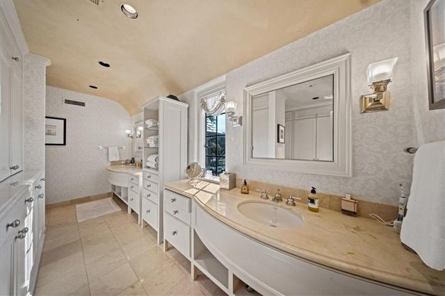 5800 Brookbank Lane, Mission Hills, KS 66208
