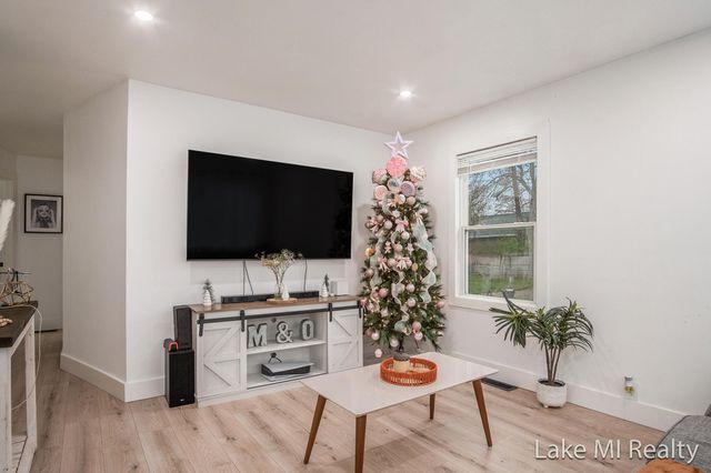 82 Peony Street Sw, Byron Twp, MI 49548