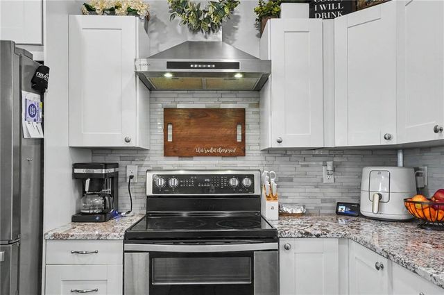 676 E 1375 Road, Lawrence, KS 66046