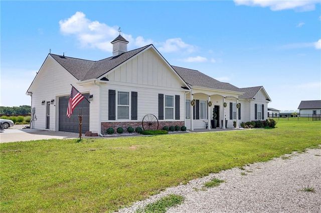 676 E 1375 Road, Lawrence, KS 66046