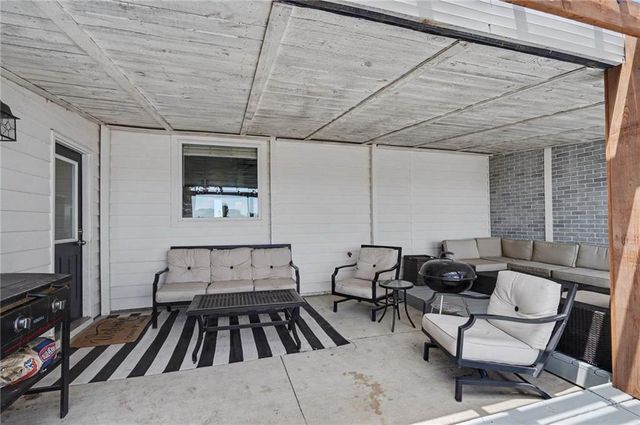 676 E 1375 Road, Lawrence, KS 66046
