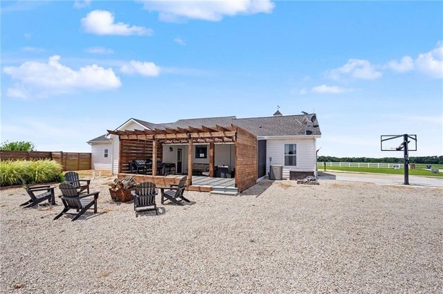 676 E 1375 Road, Lawrence, KS 66046