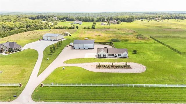 676 E 1375 Road, Lawrence, KS 66046