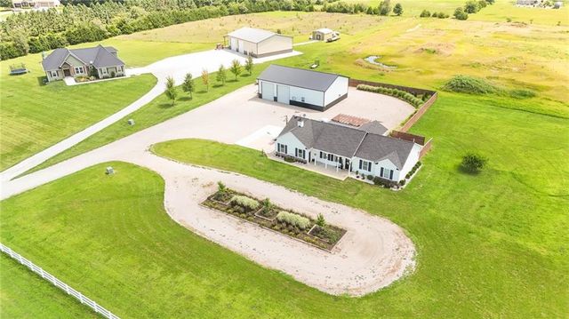 676 E 1375 Road, Lawrence, KS 66046